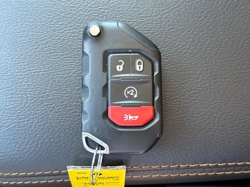 Used 2025 Jeep Wrangler Unlimited Sahara AWD/4WD image 35
