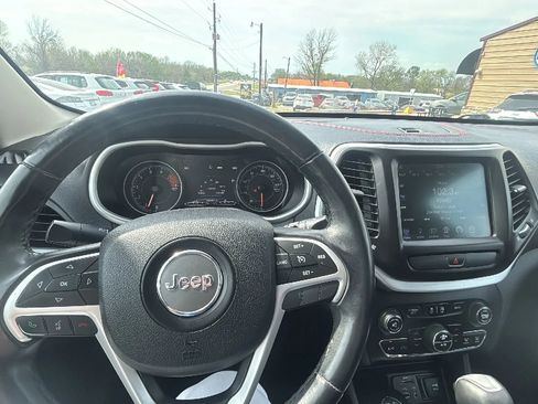 Used 2017 Jeep Cherokee Trailhawk w/ Comfort/Convenience Group AWD/4WD image 24