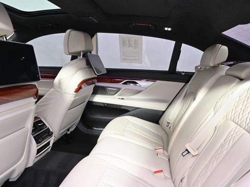 Used 2022 BMW ALPINA B7 xDrive w/ Luxury Rear Seating Package image 21