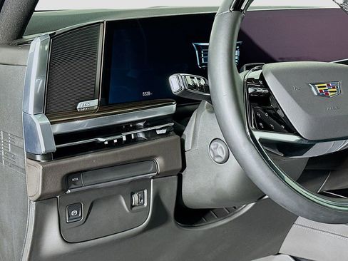 Used 2025 Cadillac Escalade Luxury image 11