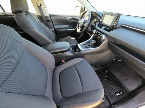 Used 2020 Toyota RAV4 LE image 13