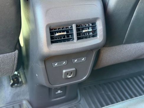 Used 2023 Chevrolet Equinox Premier image 24