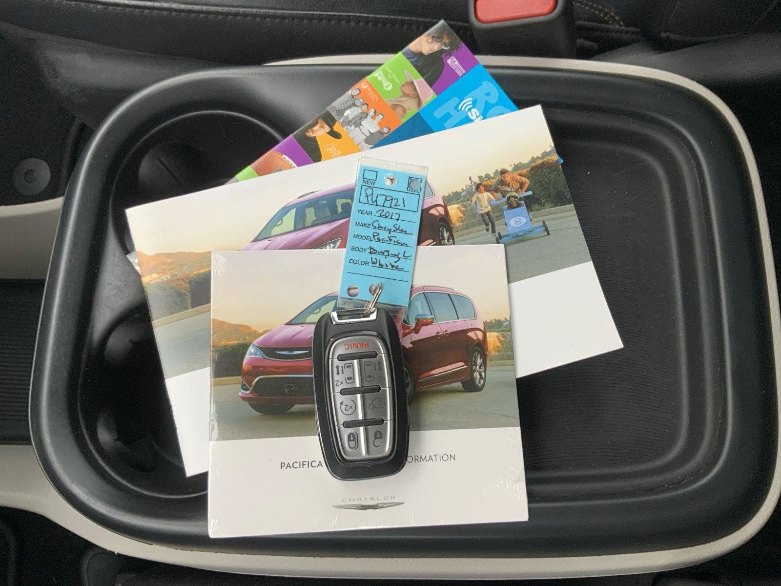 Used 2017 Chrysler Pacifica Touring-L FWD image 53