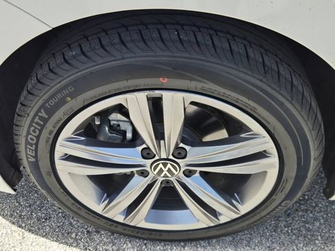 Certified 2023 Volkswagen Jetta SE w/ Panoramic Sunroof Package FWD image 10