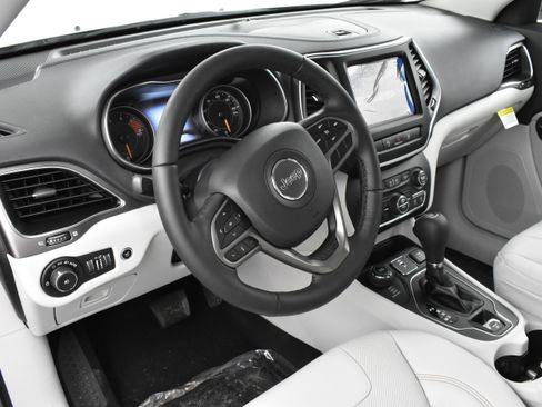 Used 2021 Jeep Cherokee Latitude Lux w/ Comfort/Convenience Group image 10