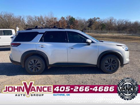 Used 2022 Nissan Pathfinder SV w/ SV Premium Package image 9