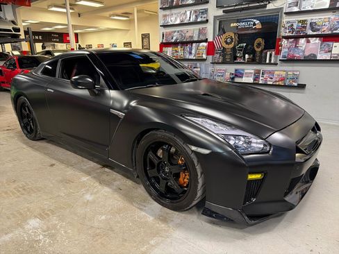 Used 2015 Nissan GT-R Black Edition image 3