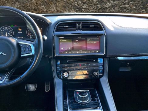 Used 2019 Jaguar F-PACE S image 6