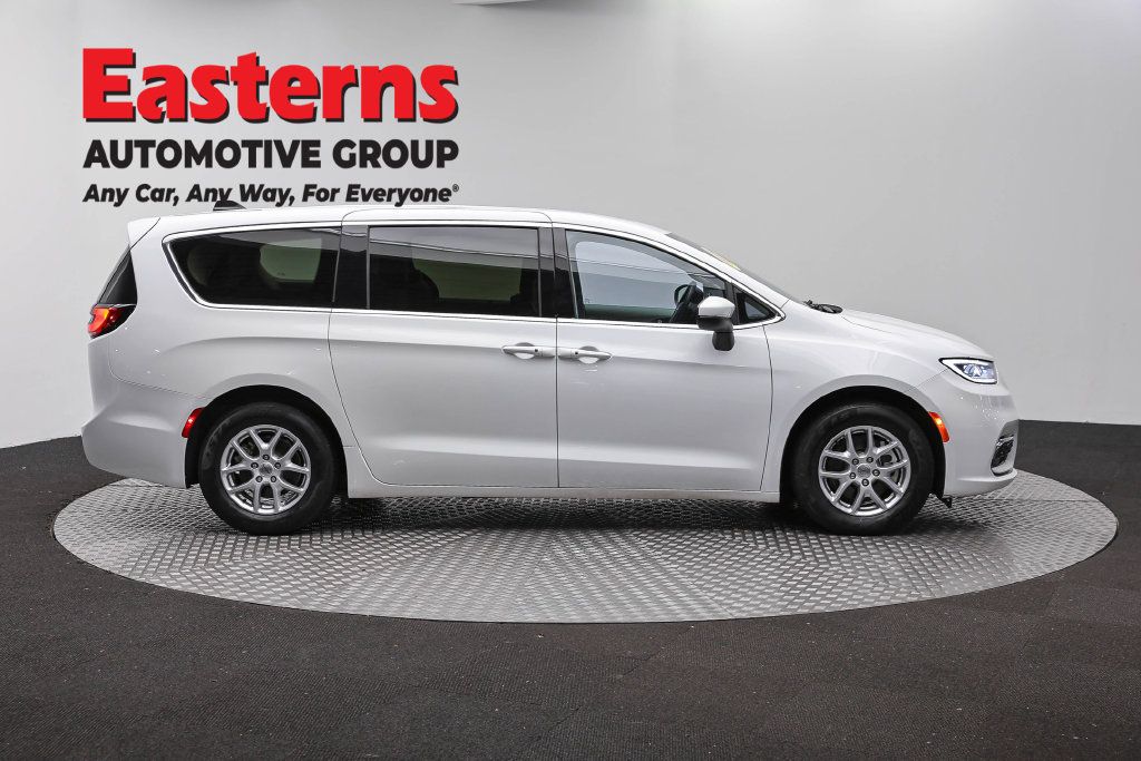 Used 2023 Chrysler Pacifica Touring-L FWD image 6