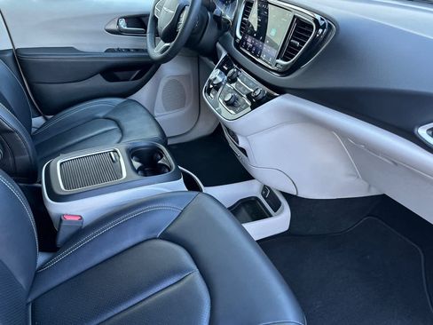 Used 2024 Chrysler Pacifica Touring-L FWD image 18