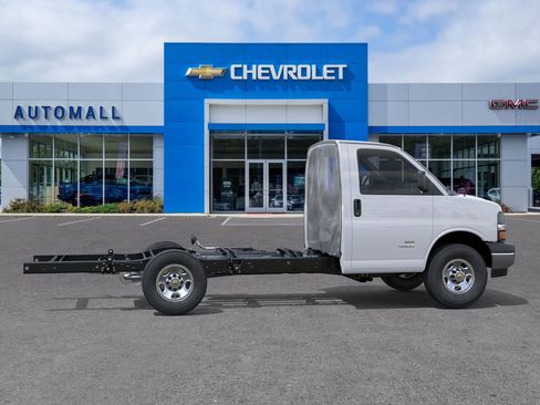 New 2025 Chevrolet Express 3500 w/ Power Convenience Package image 16