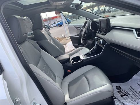 Used 2021 Toyota RAV4 XLE Premium image 14