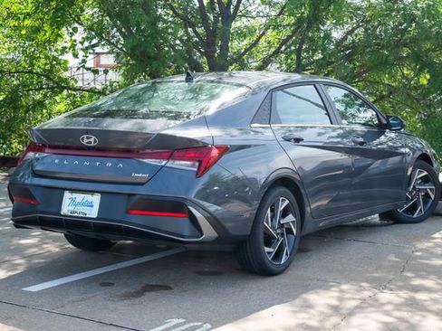 Certified 2025 Hyundai Elantra Limited FWD image 32