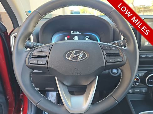 Used 2025 Hyundai Venue SEL FWD image 19