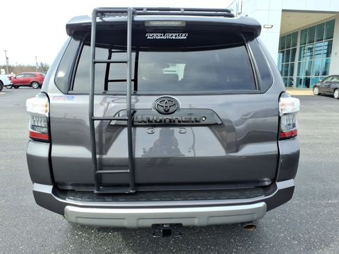 Used 2018 Toyota 4Runner TRD Off-Road Premium AWD/4WD image 4