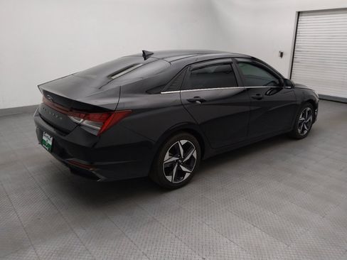 Used 2023 Hyundai Elantra Limited w/ Preferred Accessory Package FWD image 10