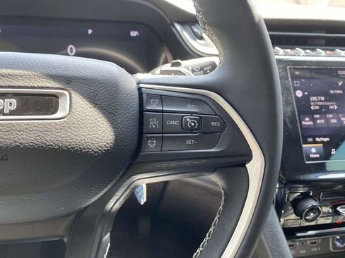 Used 2023 Jeep Grand Cherokee Laredo AWD/4WD image 27