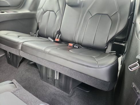New 2026 Chrysler Pacifica Select image 16