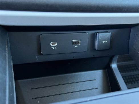 Used 2023 Land Rover Defender 110 X-Dynamic SE image 21