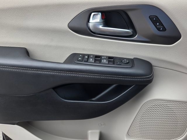 Used 2024 Chrysler Pacifica Touring-L FWD image 30