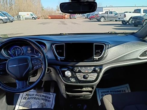 Used 2021 Chrysler Pacifica Touring w/ S Appearance Package FWD image 16