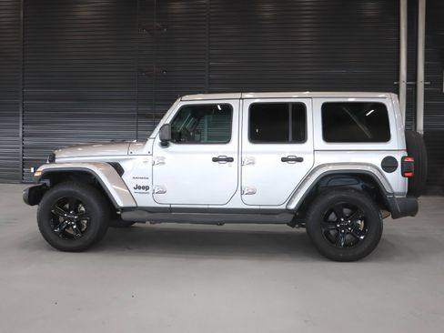 Used 2019 Jeep Wrangler Unlimited Sahara AWD/4WD image 13