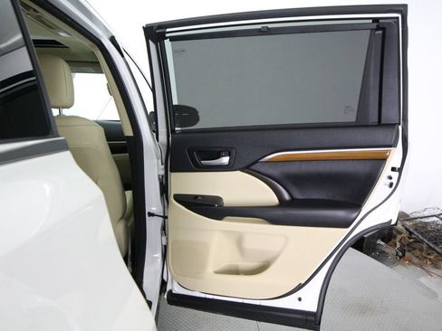 Used 2018 Toyota Highlander Limited FWD image 42