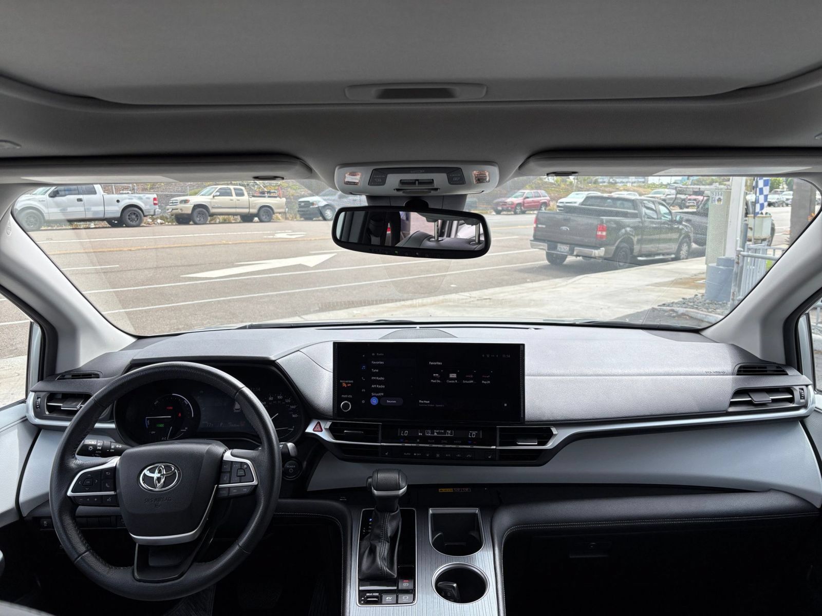 Used 2025 Toyota Sienna XLE FWD image 35