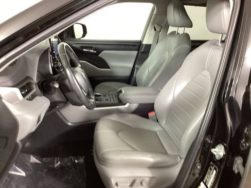 Used 2022 Toyota Highlander XLE AWD/4WD image 29