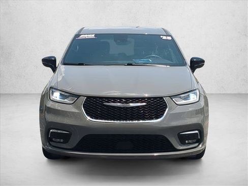 Used 2025 Chrysler Pacifica Select FWD image 2
