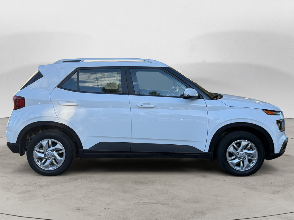 Used 2023 Hyundai Venue FWD image 4