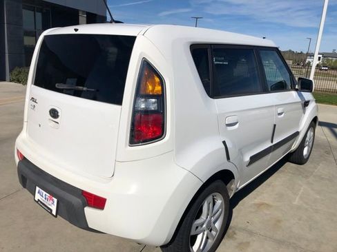 Used 2010 Kia Soul + image 11