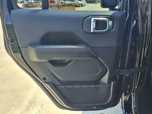 Used 2025 Jeep Wrangler Sahara image 16