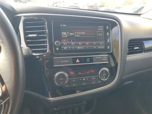 Used 2019 Mitsubishi Outlander SE image 20
