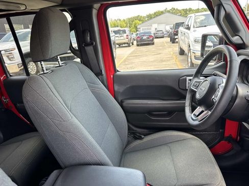 Used 2025 Jeep Wrangler Unlimited Sahara AWD/4WD image 16
