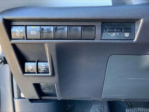 Used 2025 Toyota Sienna XLE image 32