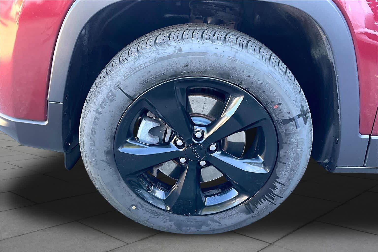 Used 2020 Jeep Cherokee Latitude Plus AWD/4WD image 11
