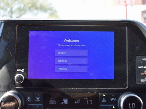 Used 2024 Toyota Highlander LE image 17