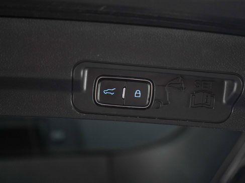 Used 2020 Ford Explorer XLT w/ Equipment Group 202A AWD/4WD image 18