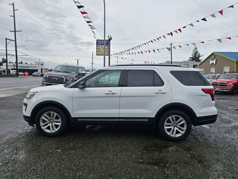 Used 2018 Ford Explorer XLT w/ Equipment Group 202A image 4