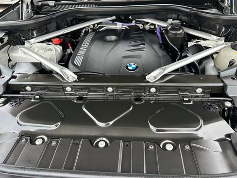 Used 2025 BMW X5 xDrive40i w/ M Sport Package AWD/4WD image 8