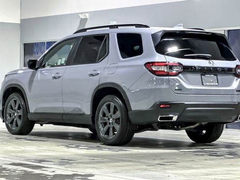 Certified 2025 Honda Pilot Sport image 3