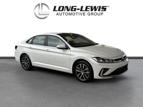 Certified 2025 Volkswagen Jetta SE w/ Sunroof Package FWD image 10