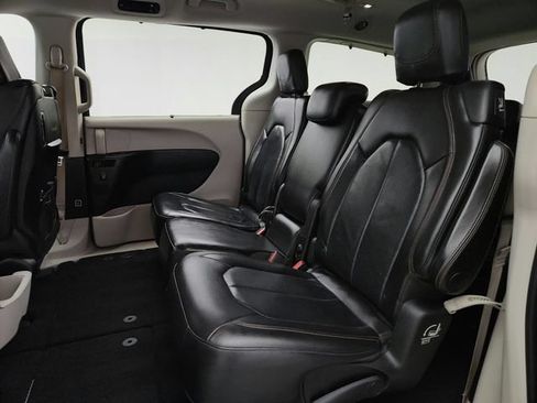Used 2018 Chrysler Pacifica Touring-L Plus FWD image 21
