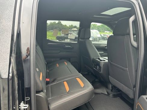 Used 2025 GMC Sierra 1500 AT4 w/ Technology Package AWD/4WD image 8