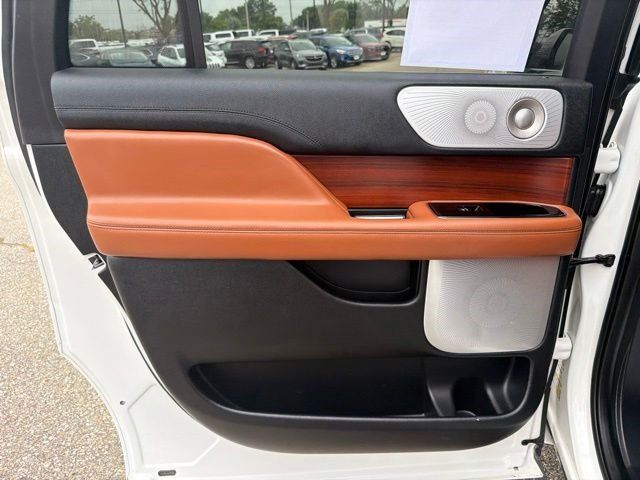 Used 2020 Lincoln Navigator L Reserve w/ Equipment Group 208A Reserve AWD/4WD image 16