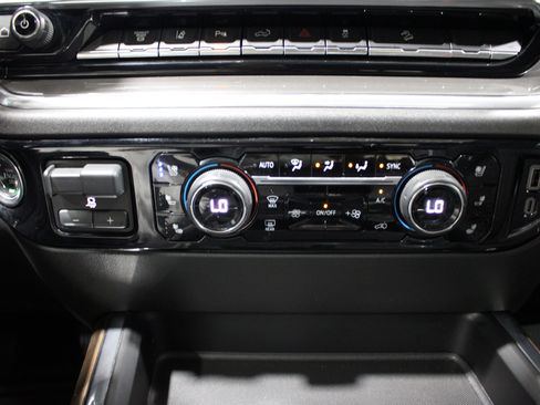 Used 2024 Chevrolet Silverado 2500 High Country w/ High Country Premium Package AWD/4WD image 18
