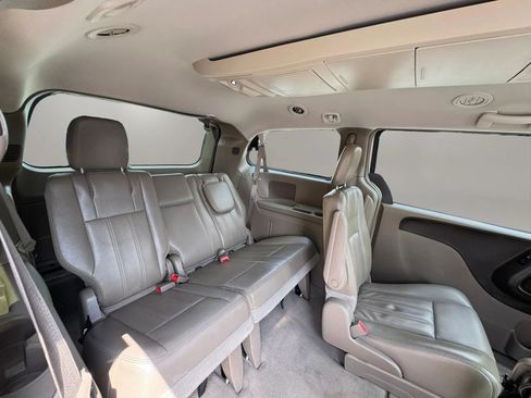 Used 2013 Chrysler Town & Country Touring FWD image 16