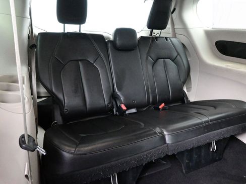 Used 2017 Chrysler Pacifica Touring-L Plus image 16