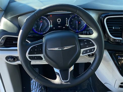 Used 2023 Chrysler Pacifica Touring-L image 11